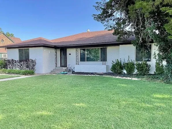 805 W 3rd St, Quanah, TX 79252
