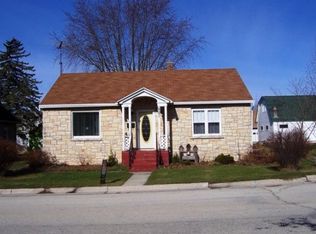 221 N 4th St, Algoma, WI 54201