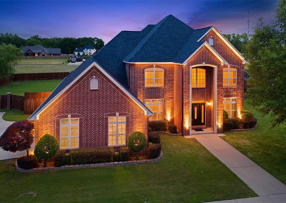1st image of 204 Country Club Dr