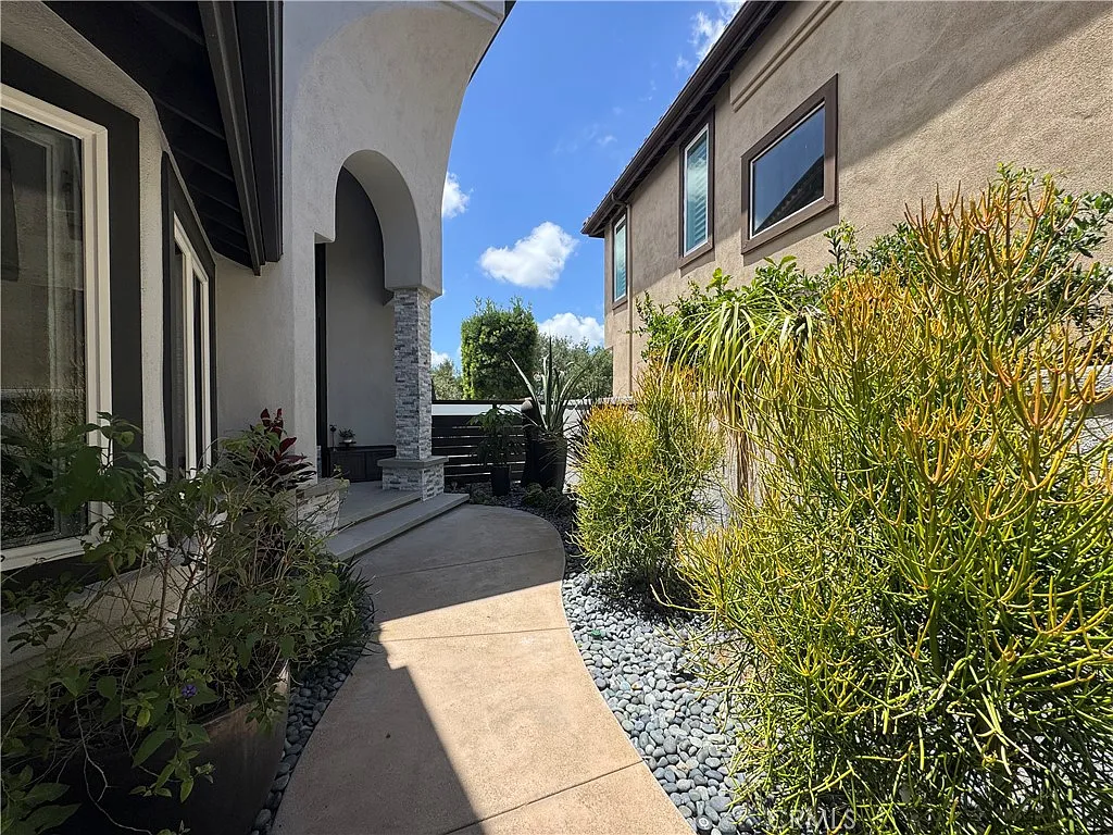 5 bed, 4000 sqft, $9,900 — Photo 4