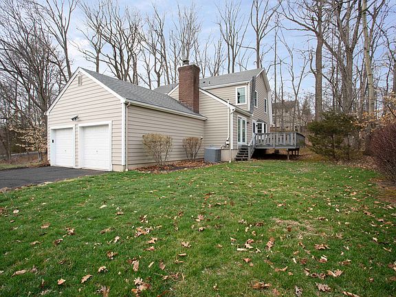3rd image of 7 Deerwood Trl