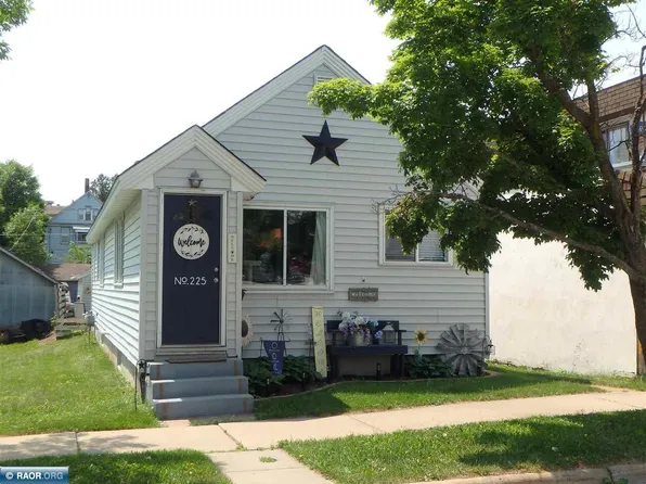 225 1st St SW, Chisholm, MN 55719