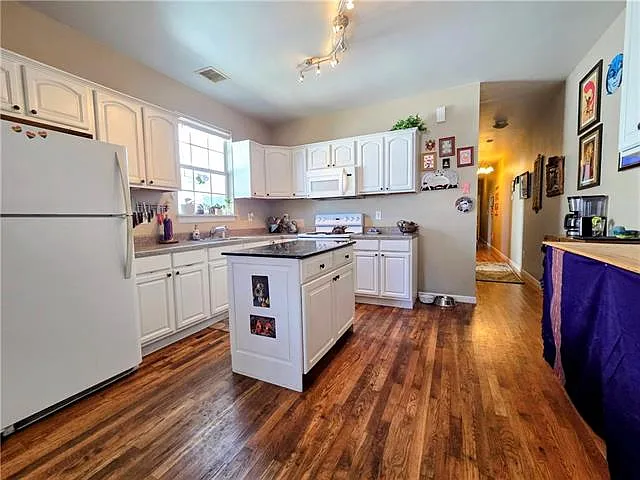 3 bed, 2.0 bath, 1210 sqft, $2,100 — Photo 4