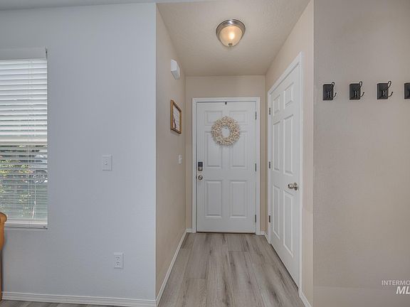4th image of 782 S Arrowrock Ave