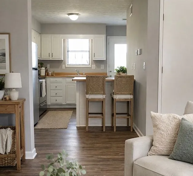 421 Garden City Dr — Photo 3