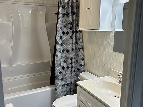 4th image of 24-26 Redwood Ave #1