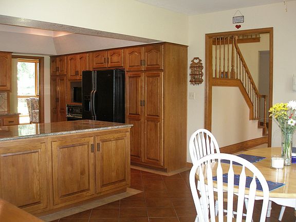 Convenient eat-in kitchen area.