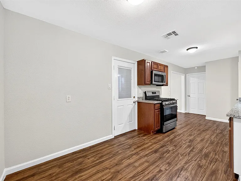 530 Globe St — Photo 21
