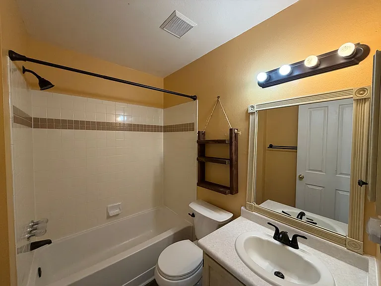 1941 Lee Loop NE — Photo 7