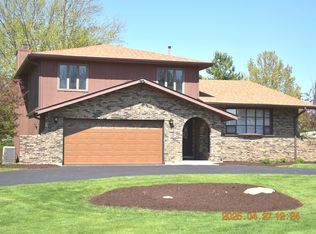 11S601 Walter Ln, Naperville, IL 60564