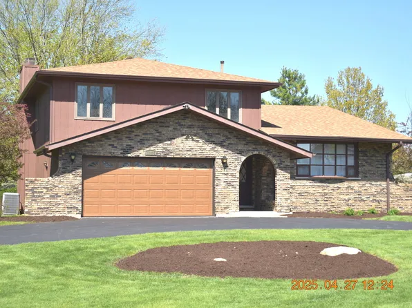 11S601 Walter Ln, Naperville, IL 60564