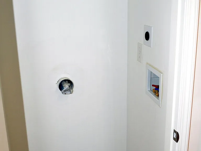 STACKABLE WASHER AND DRYER HOOKUP
