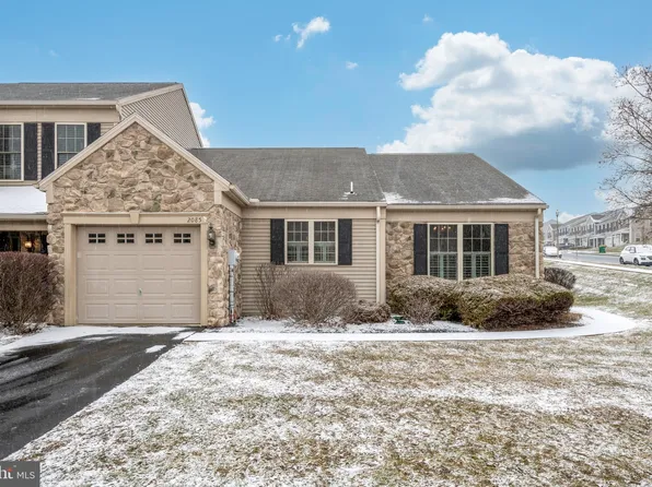 2085 Deer Run Dr, Hummelstown, PA 17036