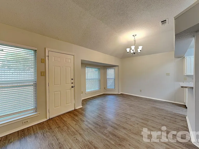 2851 Linden Ln — Photo 5