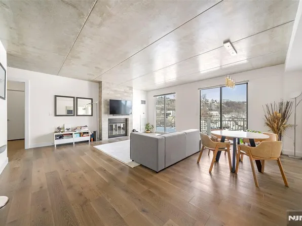 1077 River Rd #Penthouse 13, Edgewater, NJ 07020