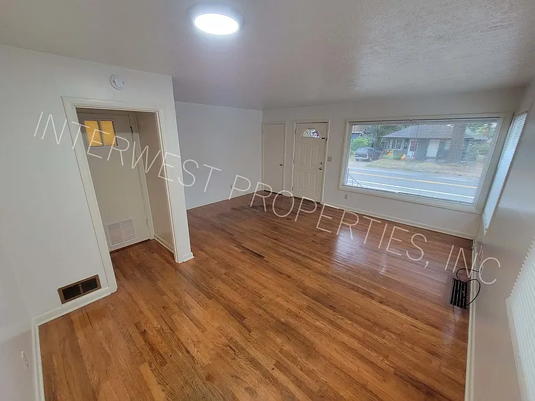 7920-7932 SE Woodstock Blvd — Photo 4