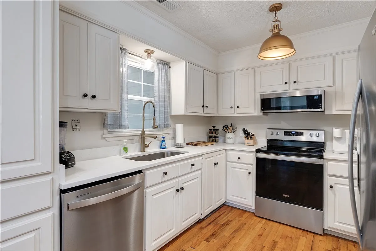 3 bed, 2473 sqft, $2,900 — Photo 2