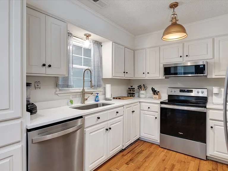 3700 Lindsey Ln — Photo 2