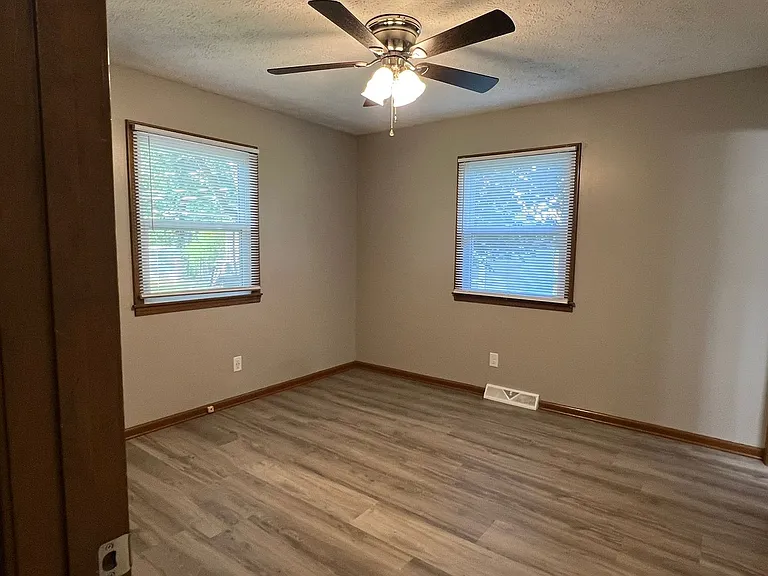 2535 S Prospect Ave — Photo 15
