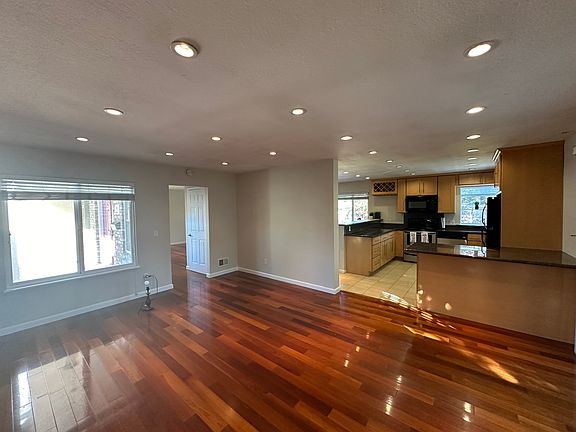 4th image of 9 Creekside Ct