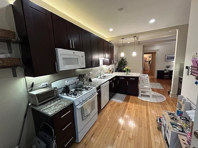 Building Photo - 4141 N Greenview Ave #2N