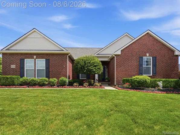 61328 Saddle Creek Dr, South Lyon, MI 48178
