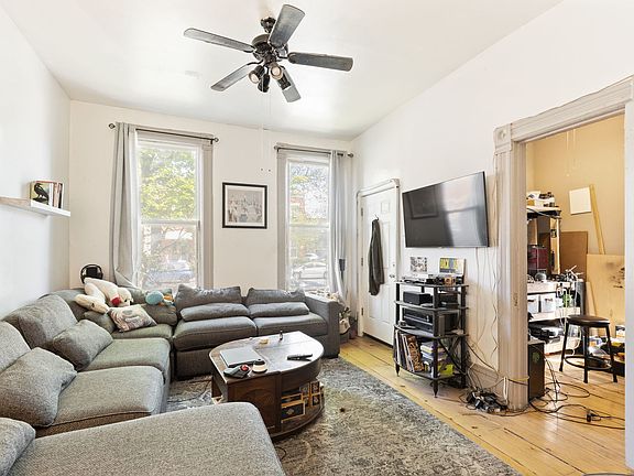2nd image of 2419 W Augusta Blvd
