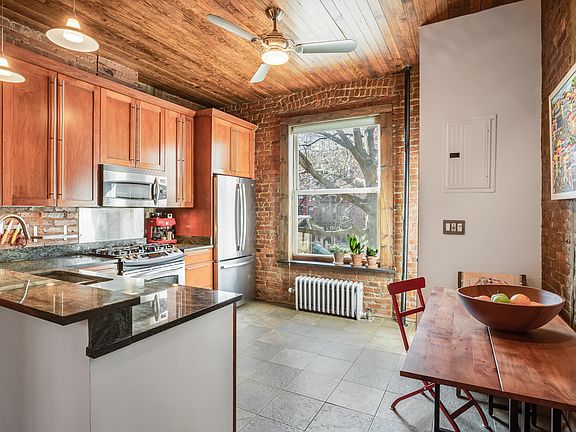 3rd image of 30 Willow Pl APT 1
