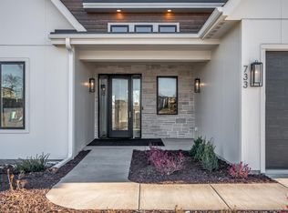 733 Ensconced Way, Chaska, MN 55318