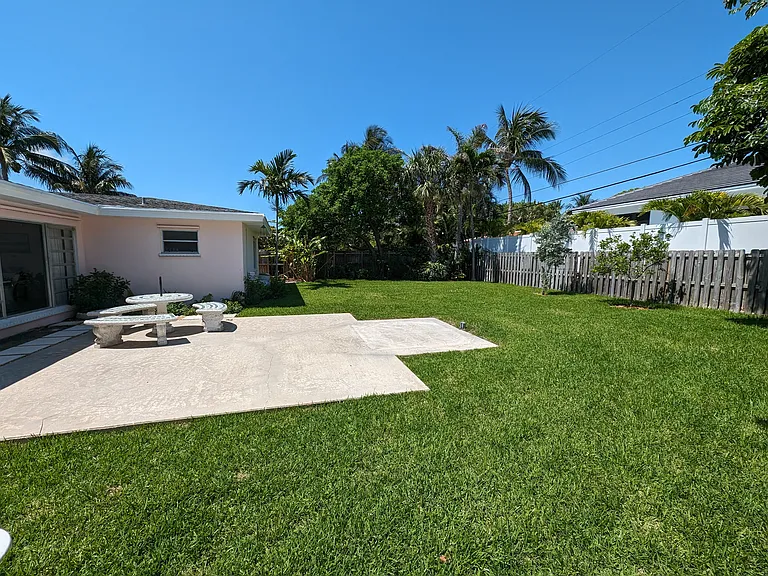 177 NE Spanish Ct — Photo 37
