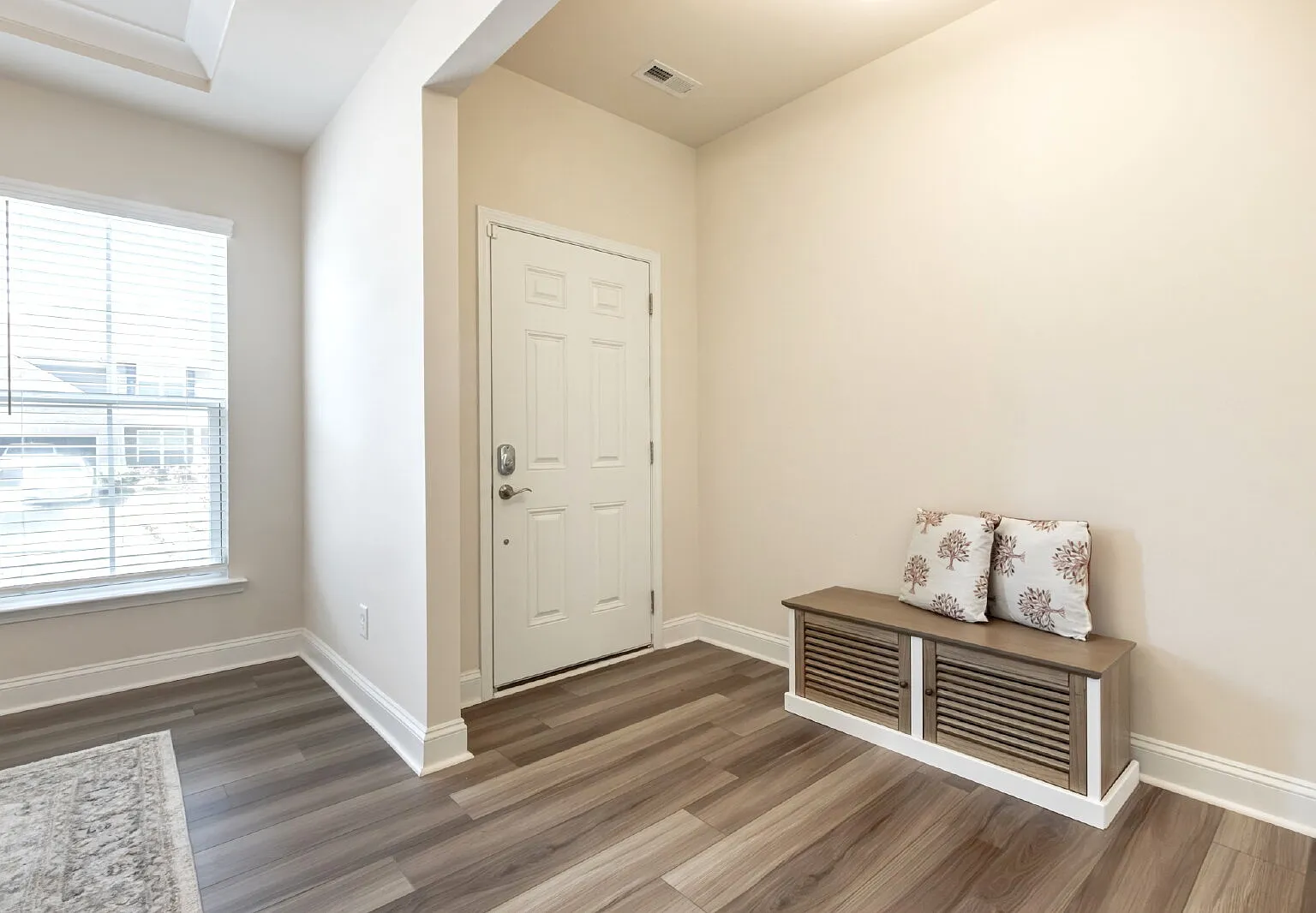 5 bed, 3.5 bath, 3372 sqft, $3,650 — Photo 3
