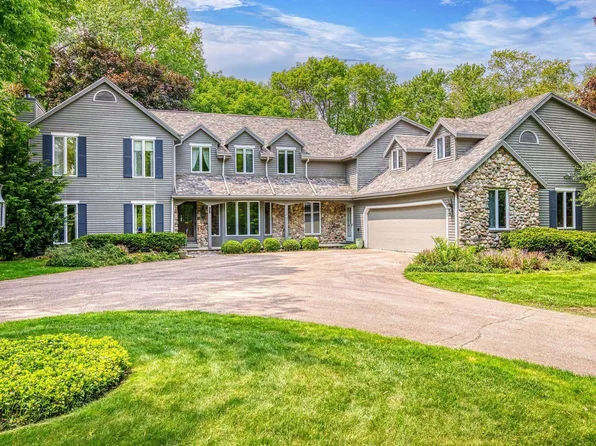 28 Lake Rd W, Menasha, WI 54952