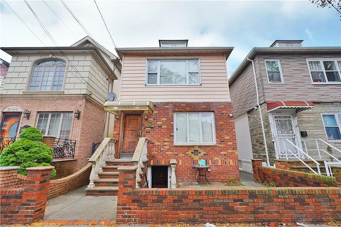 2171 W 7th Street photo 1