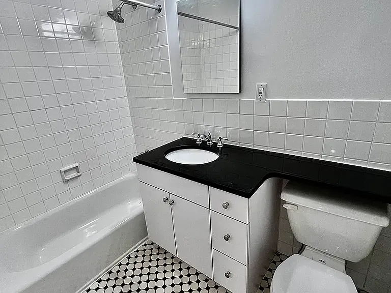 441 W 56th St #3A — Photo 4