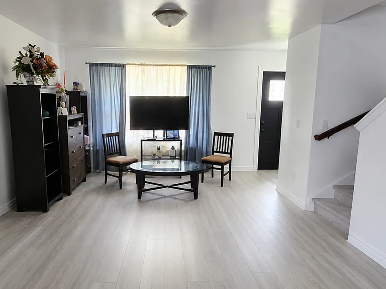 811 Surrey Ln — Photo 1
