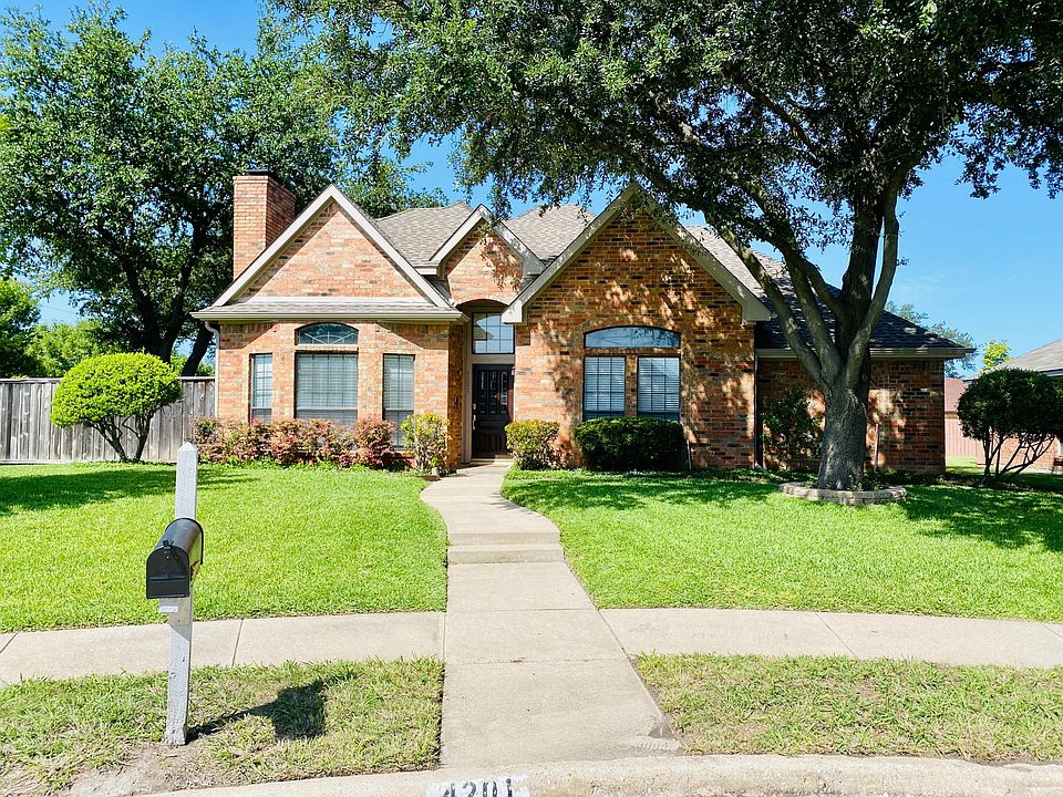 Recently Painted & Updated on a Cul de Sac with Large Oak Tree's, Nice Shrubs & Grass with Yard Maintenance included & Sprinkler System.