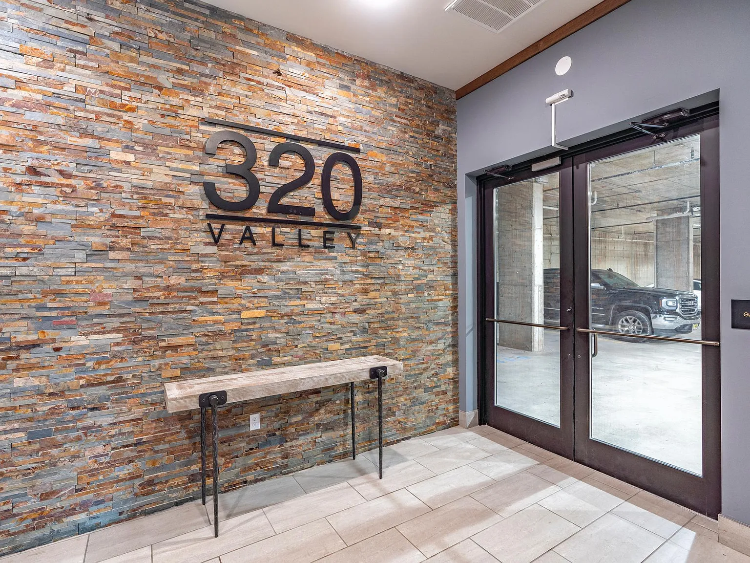 1 bed, 1117 sqft, $2,229 — Photo 3