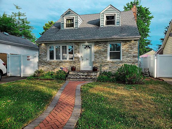 2nd image of 84 Broadmoor Ln