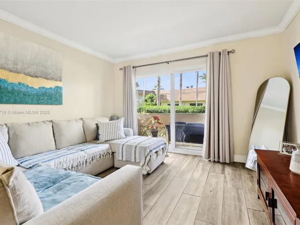 14500 SW 88th Ave APT 104, Palmetto Bay, FL 33176