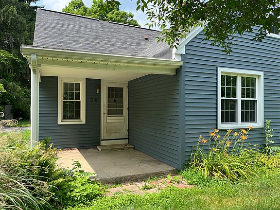 2nd image of 202 Maple Ln
