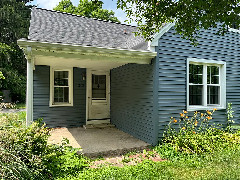 202 Maple Ln — Photo 2