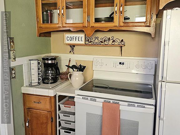 5th image of 910 W 13th St