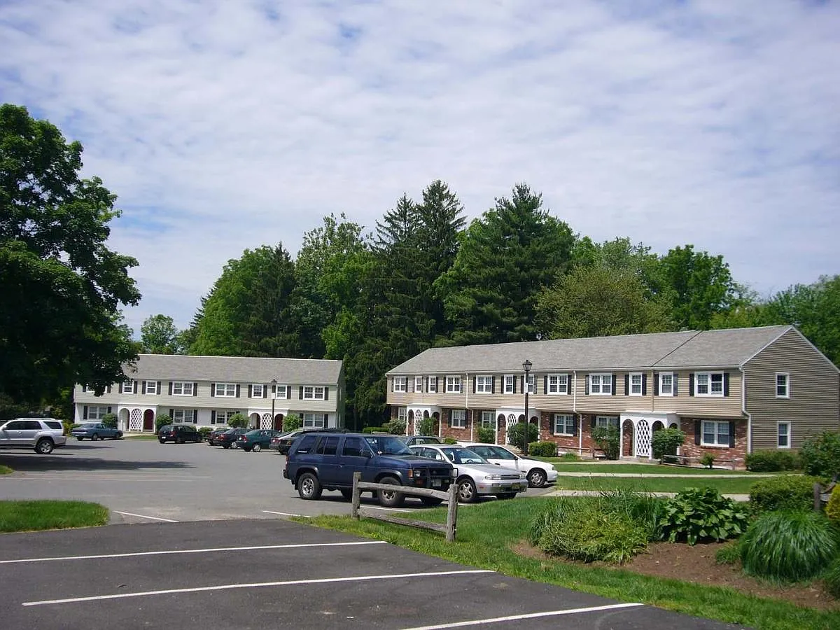 4 bed, 1.5 bath, $4,250 — Photo 1