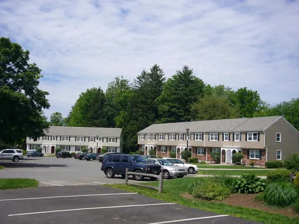 32 Hobart Ln, Amherst, MA