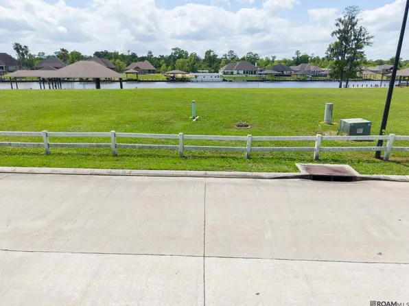 11349 Home Port Dr, Maurepas, LA 70449