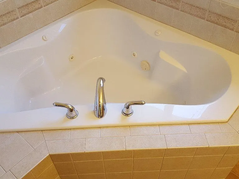 Jetted tub