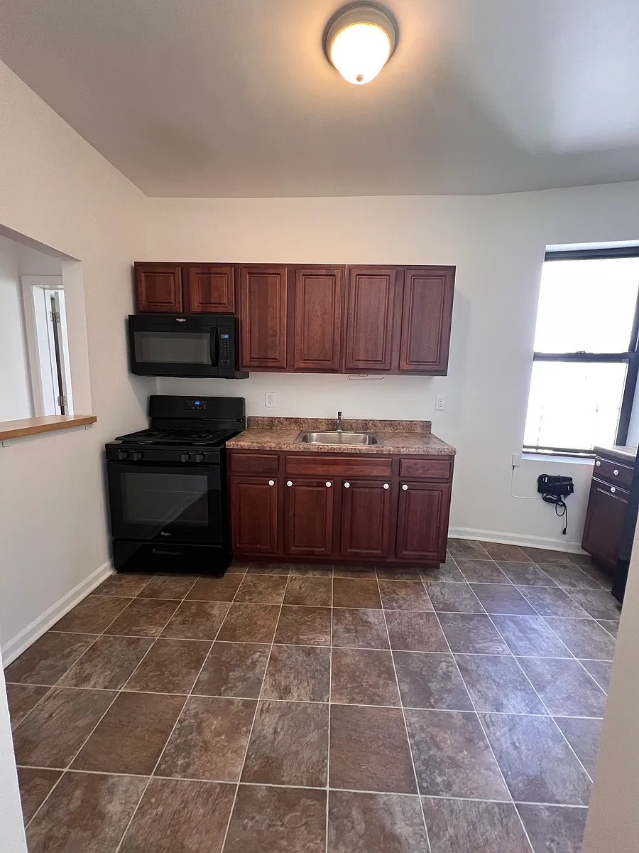 Building Photo - 6207 Kennedy Blvd E #3B