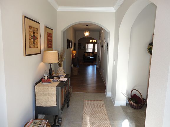Bright foyer w crown molding