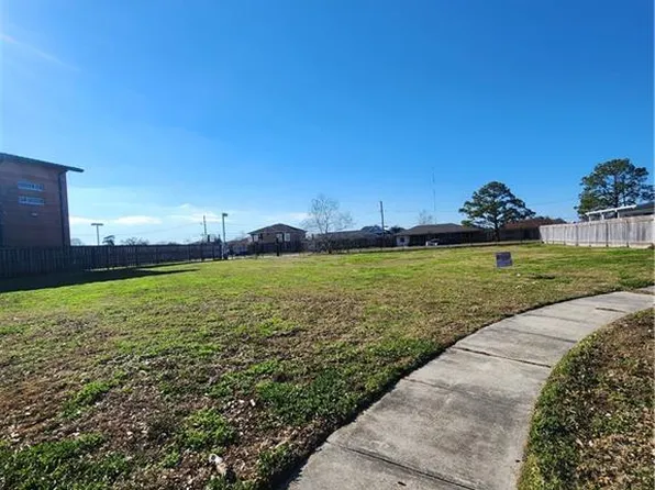 3312 Charles Ct, Chalmette, LA 70043