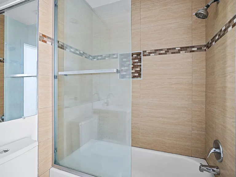 850 N Van Ness Ave #D — Photo 4